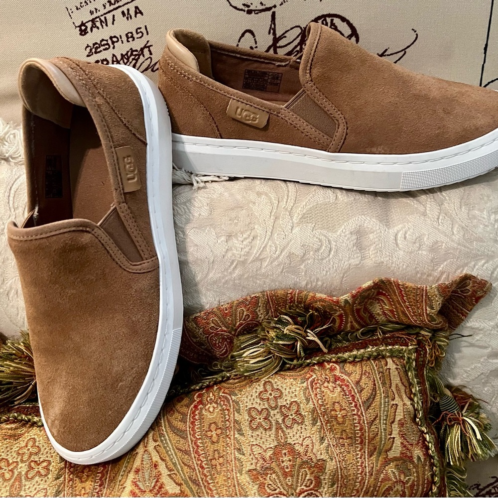 Ladies UGG Alameda Slip on 
Minimal wear
Tan Suede - Picture 3 of 8